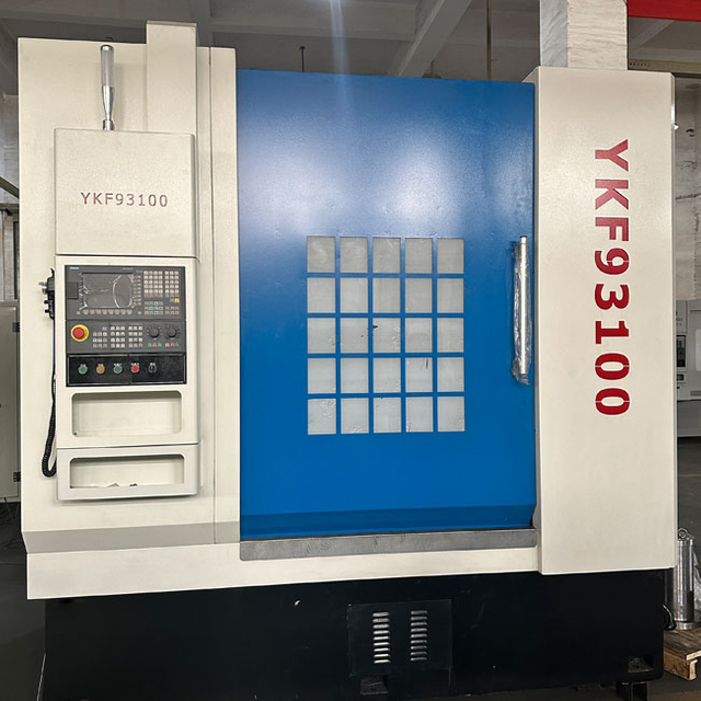 Máquina de debutro de engrenagem CNC